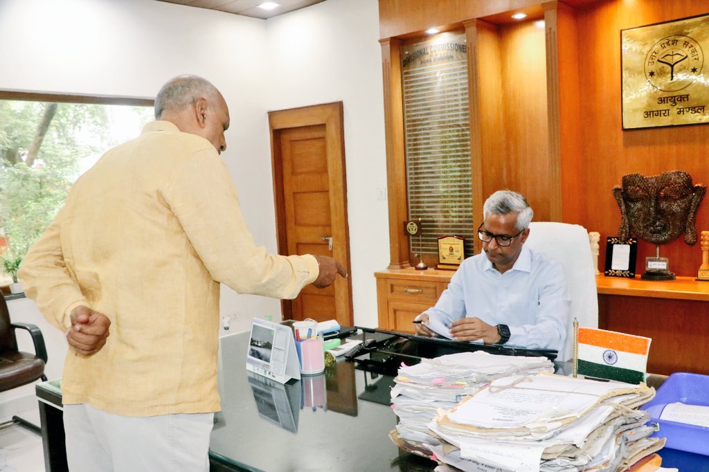 CommissionerAgr's tweet image. मण्डलायुक्त कार्यालय पर जनसामान्य की समस्याओं व शिकायतों को सुना. समयबद्ध एवं उचित निस्तारण हेतु संबंधित अधिकारियों को दिशा-निर्देश जारी किए.

@CMOfficeUP