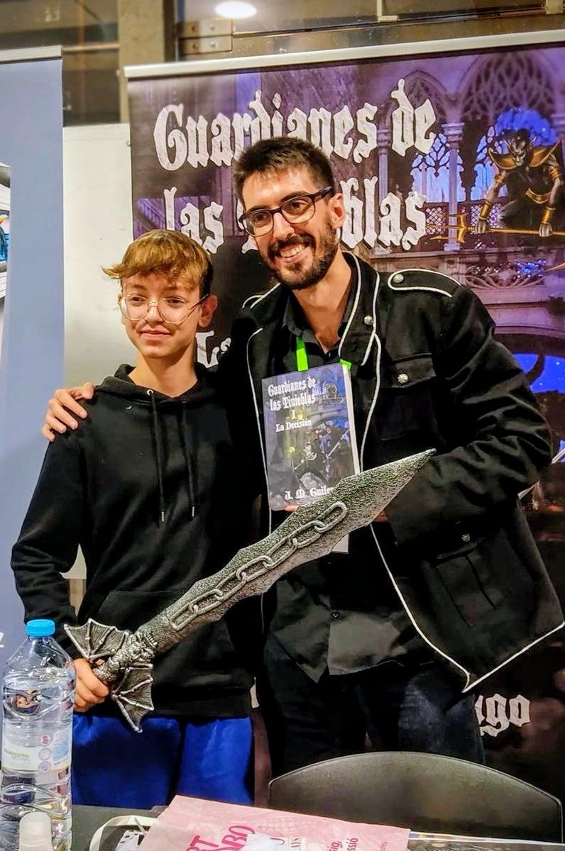 #FeriaLiteraria 📸 Recuerdo del @yourstoriesmarketbcn de noviembre del 2022 en el Centre Cívic Cotxeres de Sants
_
#booksmarket #libro #novela #leer #librorecomendado #fantasialiteraria #novelagotica #lector #escritor #eventoliterario #reseña #lectura #feriadelibros