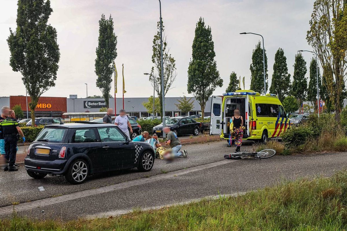 Fietser zwaargewond bij aanrijding op kruising Tolberterstraat, traumahelikopter ingezet