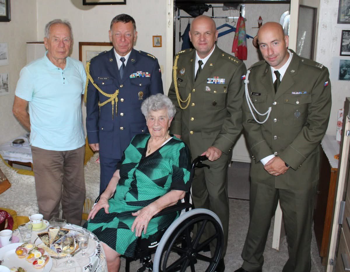 Odbor pro válečné veterány MO ČR,War Veterans MoD (@ovv_mo_cr) on Twitter photo Tento týden oslavily v <a href="/KrajMsk/">Moravskoslezský kraj</a> své 96.narozeniny dvě druhoválečné veteránky v naší péči,dámy Dana Milatová a Amálie Fojtíková🌹🎖️
Kontaktní pracovníci péče o VV MO měli tu čest oběma poblahopřát k narozeninám a předat osobní přání <a href="/jana_cernochova/">Jana Černochová</a> 🎉🌺
👇
veterani.mo.gov.cz/aktuality/96-n… Tento týden oslavily v <a href="/KrajMsk/">Moravskoslezský kraj</a> své 96.narozeniny dvě druhoválečné veteránky v naší péči,dámy Dana Milatová a Amálie Fojtíková🌹🎖️
Kontaktní pracovníci péče o VV MO měli tu čest oběma poblahopřát k narozeninám a předat osobní přání <a href="/jana_cernochova/">Jana Černochová</a> 🎉🌺
👇
veterani.mo.gov.cz/aktuality/96-n…