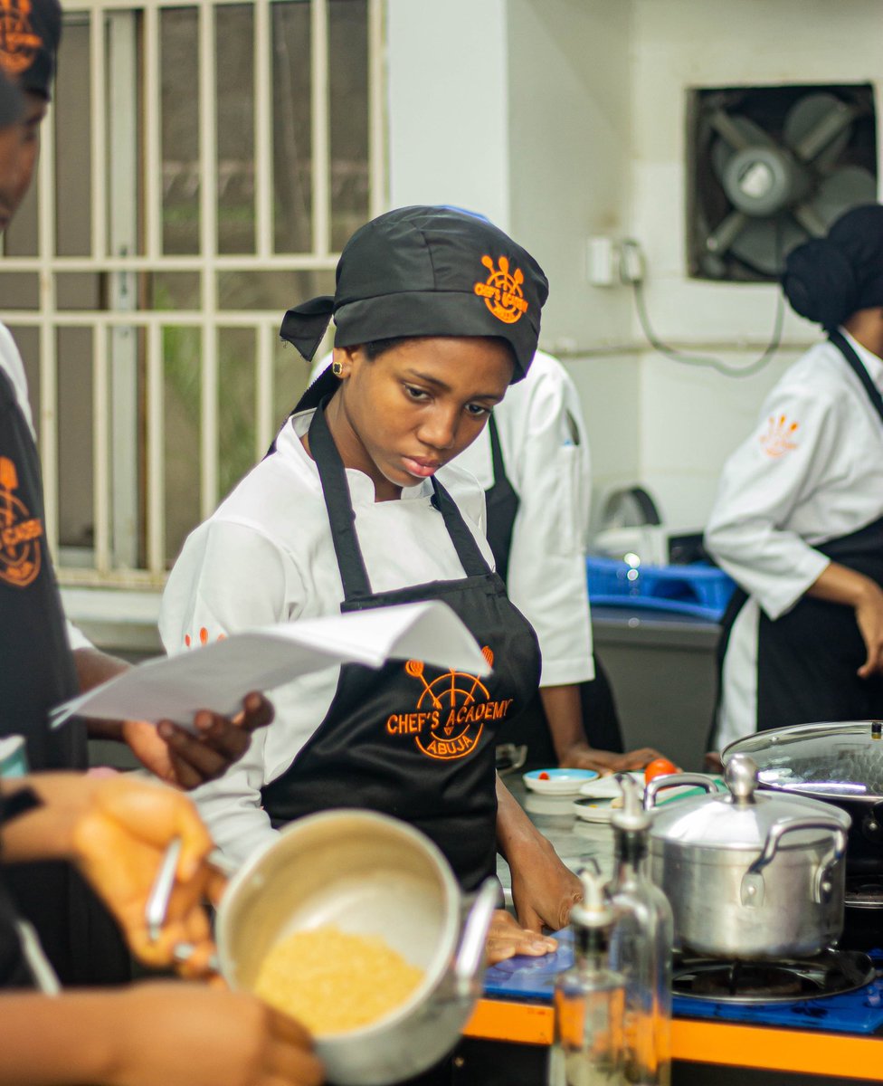chefsacademyng's tweet image. Every great dish starts with teamwork, focus, and the courage to learn. 👩‍🍳👨‍🍳 In this kitchen, skills are sharpened, confidence is built, and future chefs are born. 🔥✨ #ChefInTheMaking #PassionOnThePlate”
