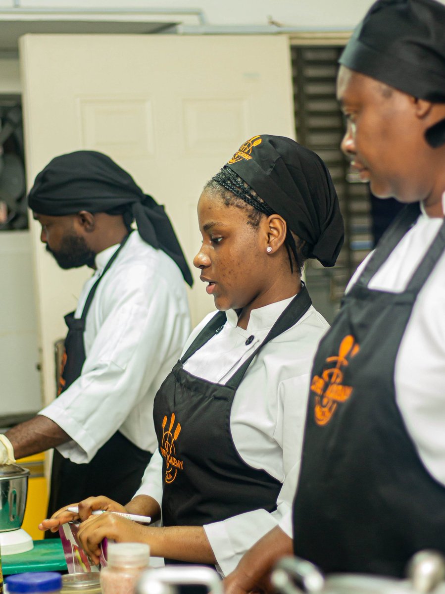 chefsacademyng's tweet image. Every great dish starts with teamwork, focus, and the courage to learn. 👩‍🍳👨‍🍳 In this kitchen, skills are sharpened, confidence is built, and future chefs are born. 🔥✨ #ChefInTheMaking #PassionOnThePlate”