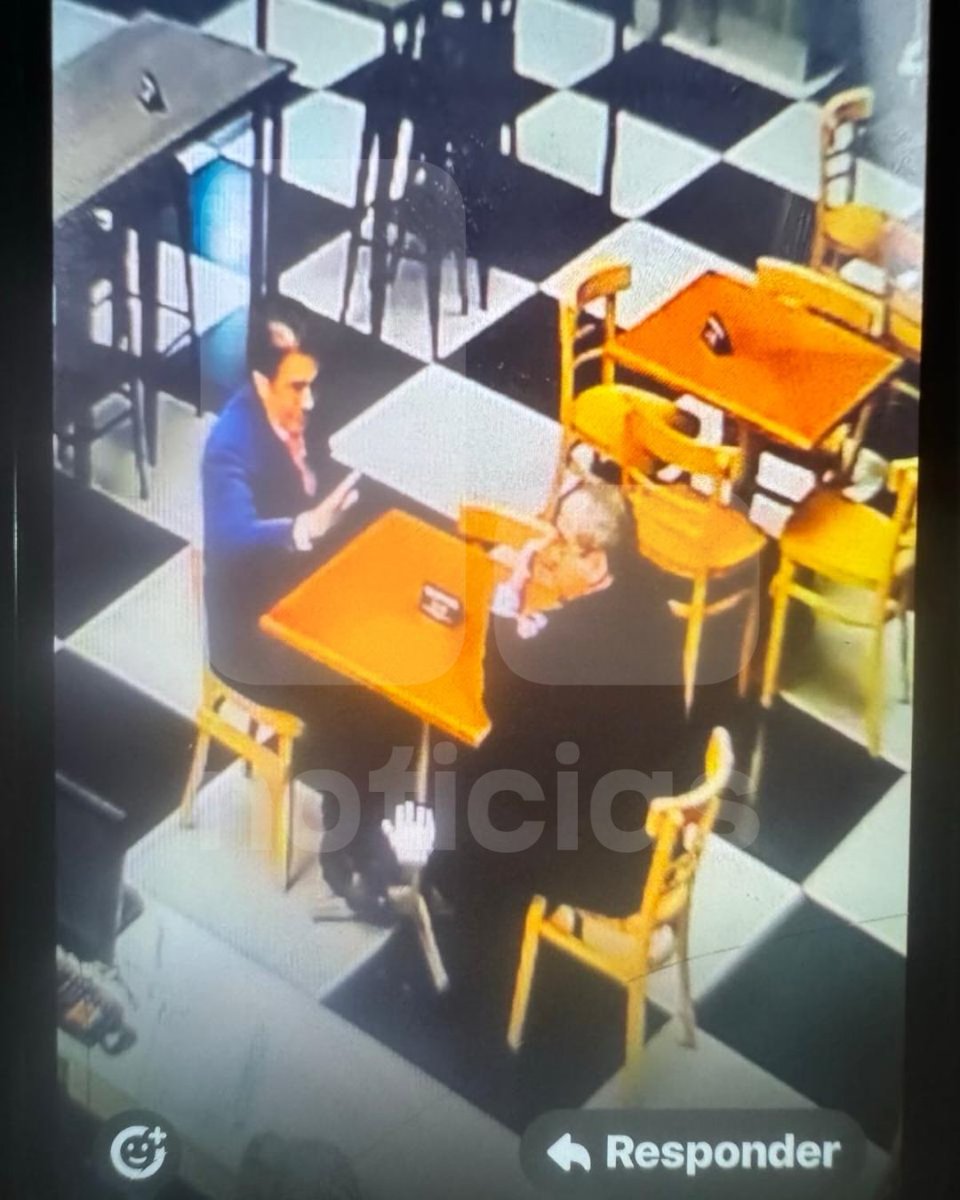 PuntoFinalOf's tweet image. 🚨 Aquí la foto de la reunión entre el fiscal supremo Tomás Gálvez y el abogado José Luis Castillo Alva, investigado en el caso Cuellos Blancos del Puerto. Esta se realizó en el restaurante El Damero el 15 de agosto a la 1 p.m. 👇🏼