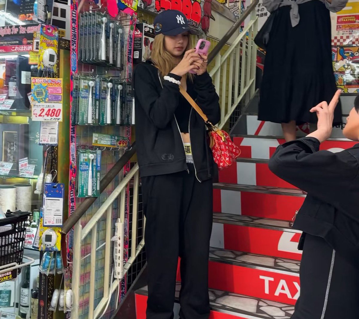 MINNIE AND LISA SPOTTED IN JAPAN