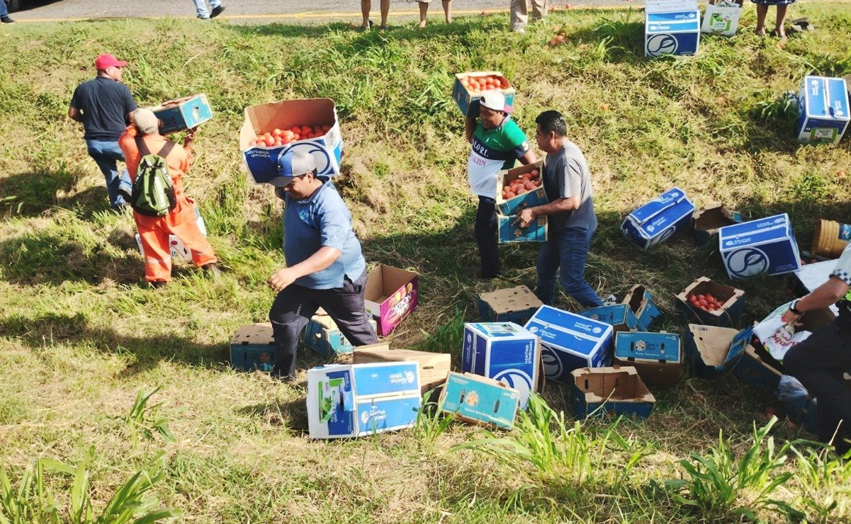 Diario de Tabasco on X: "#AlMomento | ¡Un clásico! Pobladores de la zona y  algunos automovilistas que circula por la zona, aprovechan a "rapiñar" el  cargamento del tráiler que se salió esta