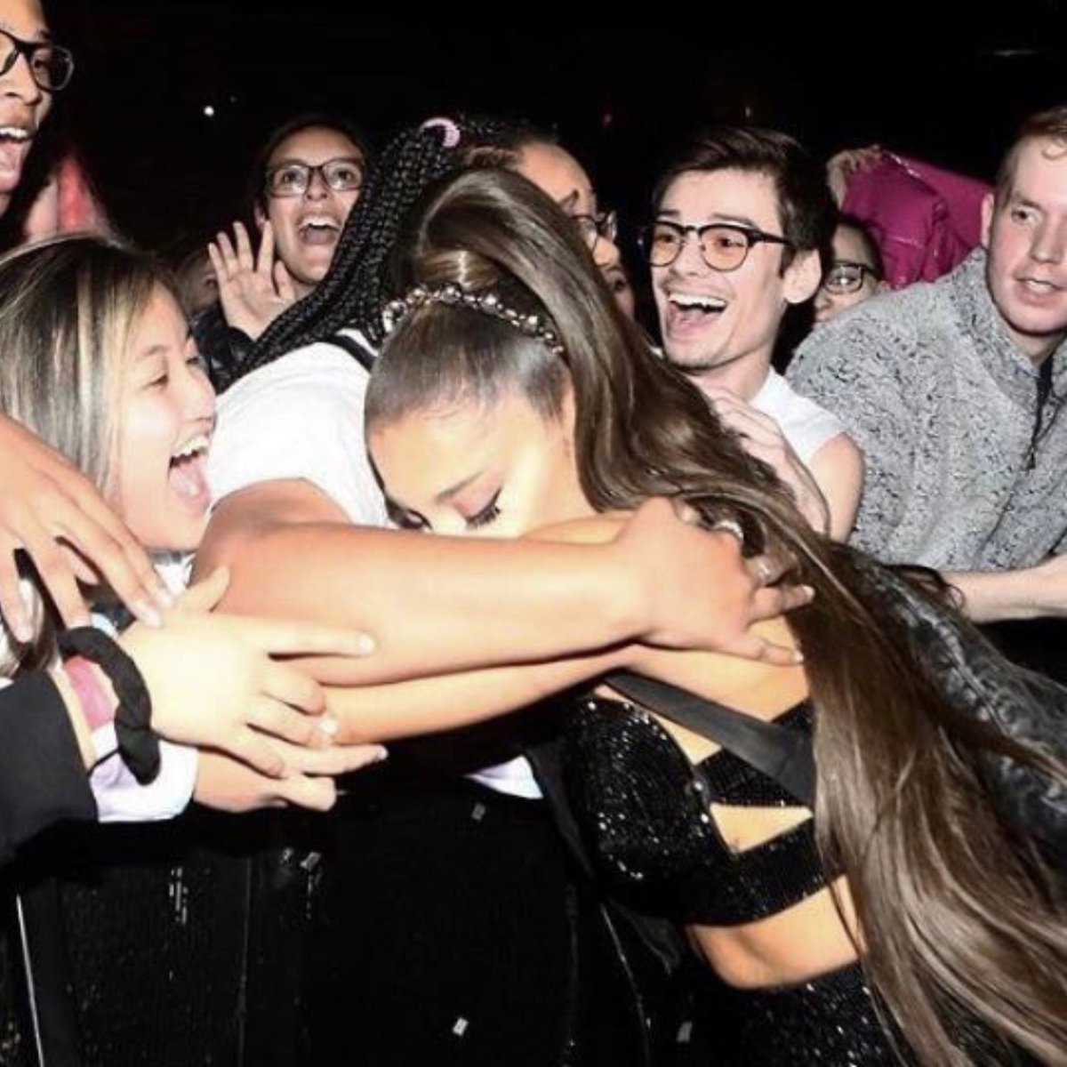 INVEJA! O pacote VIP da "eternal sunshine tour" permitirá que os fãs enviem cartas para Ariana Grande. 😭