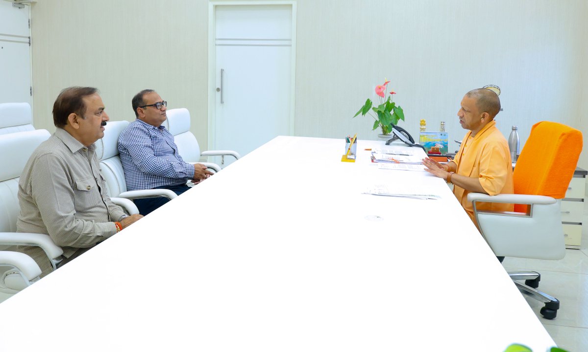 Yogi Adityanath Office (@myogioffice) on Twitter photo मुख्यमंत्री श्री <a href="/myogiadityanath/">Yogi Adityanath</a> जी महाराज से आज लखनऊ में एच.बी.टी.यू., कानपुर के पूर्व कुलसचिव एवं कानपुर विश्वविद्यालय के अर्थशास्त्र विभाग के अध्यक्ष, प्रो. नीरज सिंह जी ने शिष्टाचार भेंट की।
इस अवसर पर डॉ. चंद्र किशोर शर्मा जी भी उपस्थित रहे। मुख्यमंत्री श्री <a href="/myogiadityanath/">Yogi Adityanath</a> जी महाराज से आज लखनऊ में एच.बी.टी.यू., कानपुर के पूर्व कुलसचिव एवं कानपुर विश्वविद्यालय के अर्थशास्त्र विभाग के अध्यक्ष, प्रो. नीरज सिंह जी ने शिष्टाचार भेंट की।
इस अवसर पर डॉ. चंद्र किशोर शर्मा जी भी उपस्थित रहे।