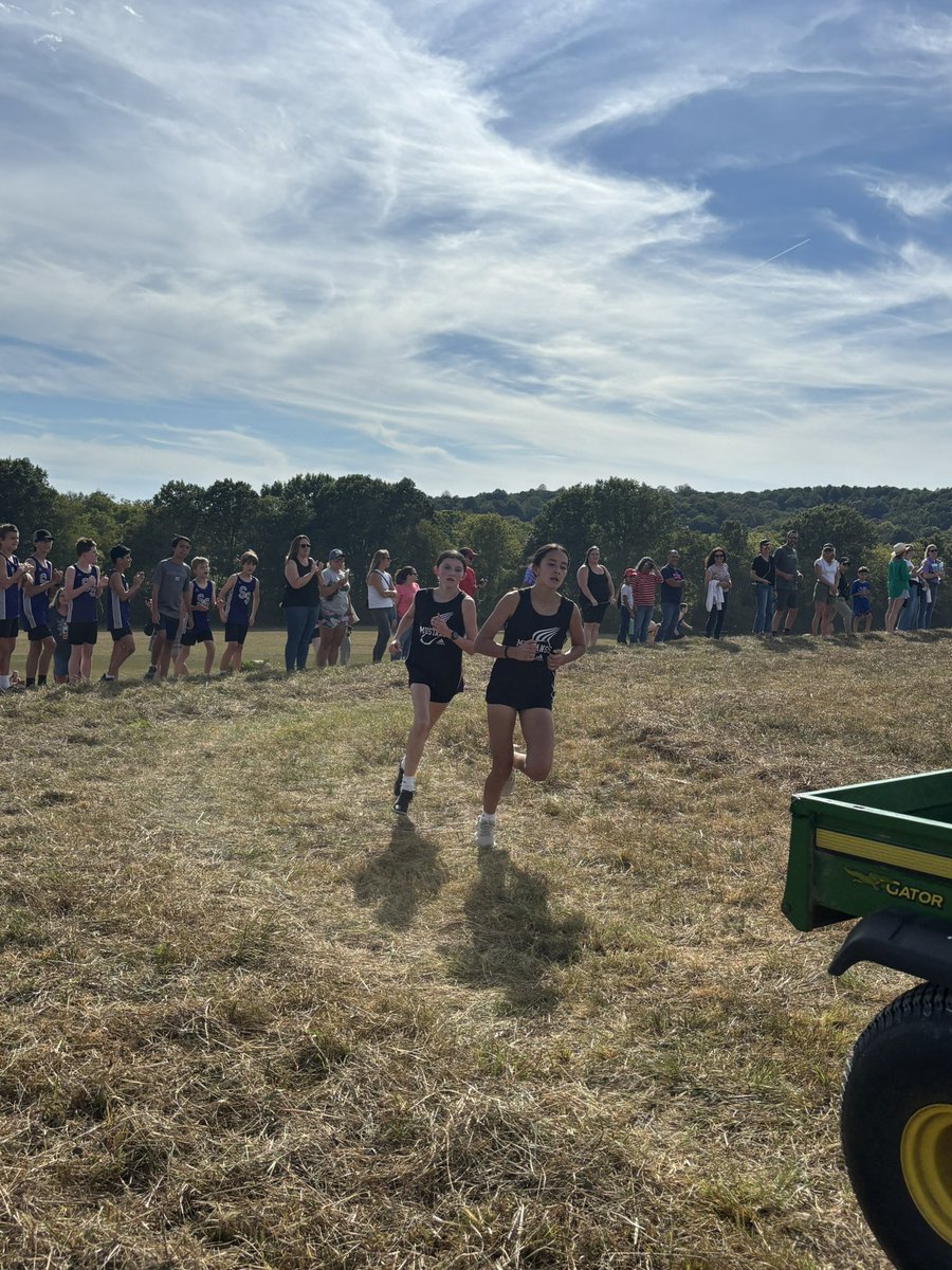wcsSSMSXCTF's tweet photo. Thank you Hillsboro Middle for hosting a wonderful meet! Our crew had a ton of PRs yesterday! Our top finishers were Presley Tran (1st), Ireland Jameson (2nd), Alberto Gonzalez (8th), and Spencer Hoggard (14th). https://t.co/OIWwJJpnZd