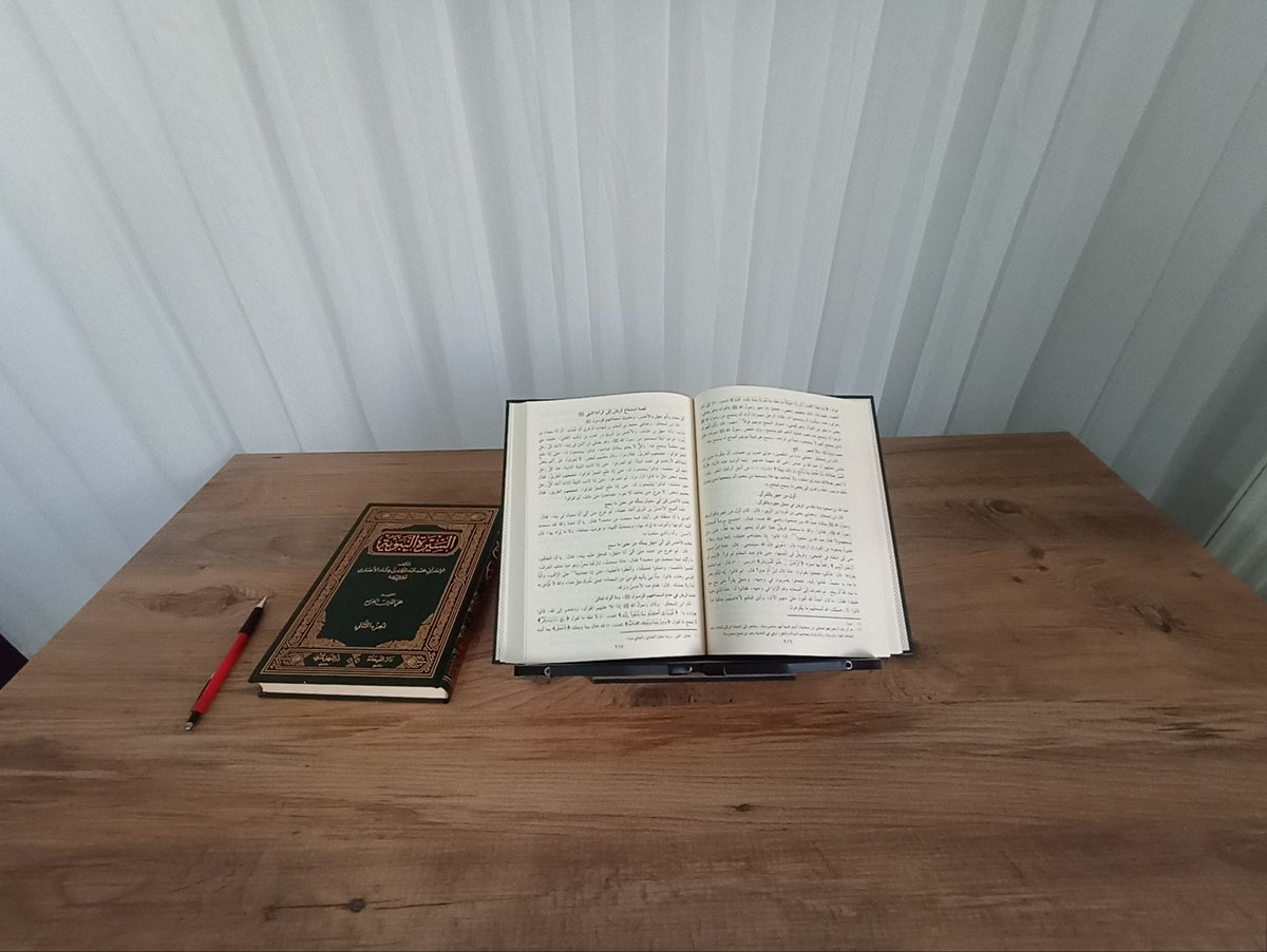 İbn Hişâm’ın Sîretü’n-Nebîsi, İslâm tarihinin en kıymetli kaynaklarından biridir. O, Hz. Peygamber’in hayatını en doğru şekilde aktarma gayretiyle hareket etmiş, rivayetleri titizlikle seçmiş ve gereksiz gördüğü kısımları ayıklamıştır. Böylece hem ilim ehline hem de ümmete,