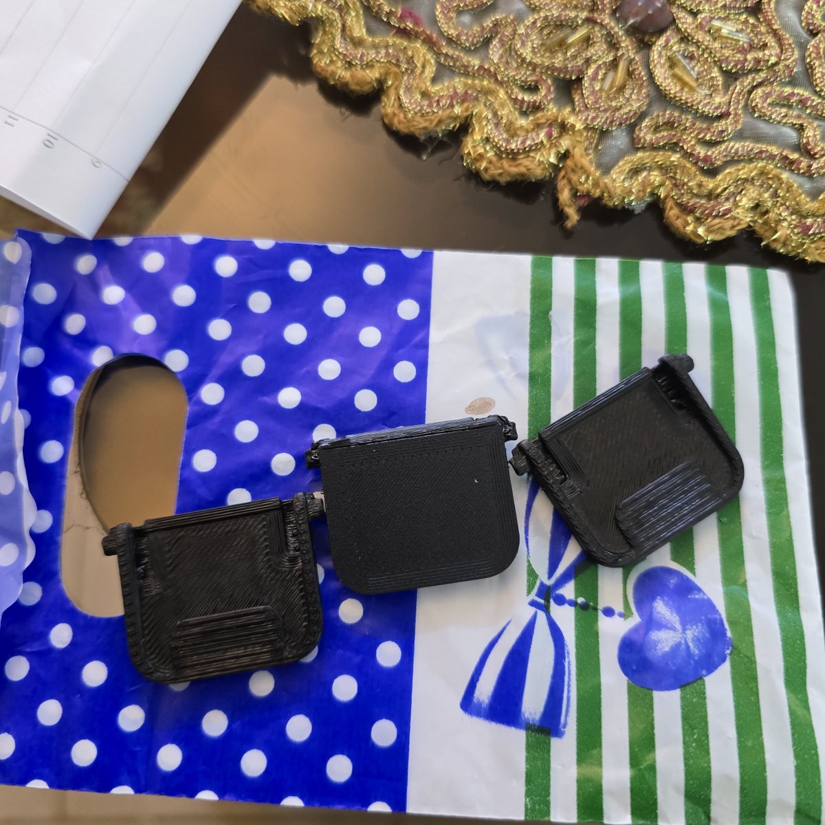 iyedoost's tweet image. پایه کیبوردم شکسته بود
طرح سه بعدیش رو از اینترنت پیدا کردم یکی دو جا قبول نکردن گفتن ظریفه اما یک پیج قبول کرد برام یک روزه پرینت گرفت
جنسشم خیلی خوب بود قیمتشم عالی (پایه‌ای ۶۰ت) که سه‌تا محکم کاری زدم
کاملا فیت میشه و و استحکامشم عالیه
لینک پیجشو زیر می‌ذارم