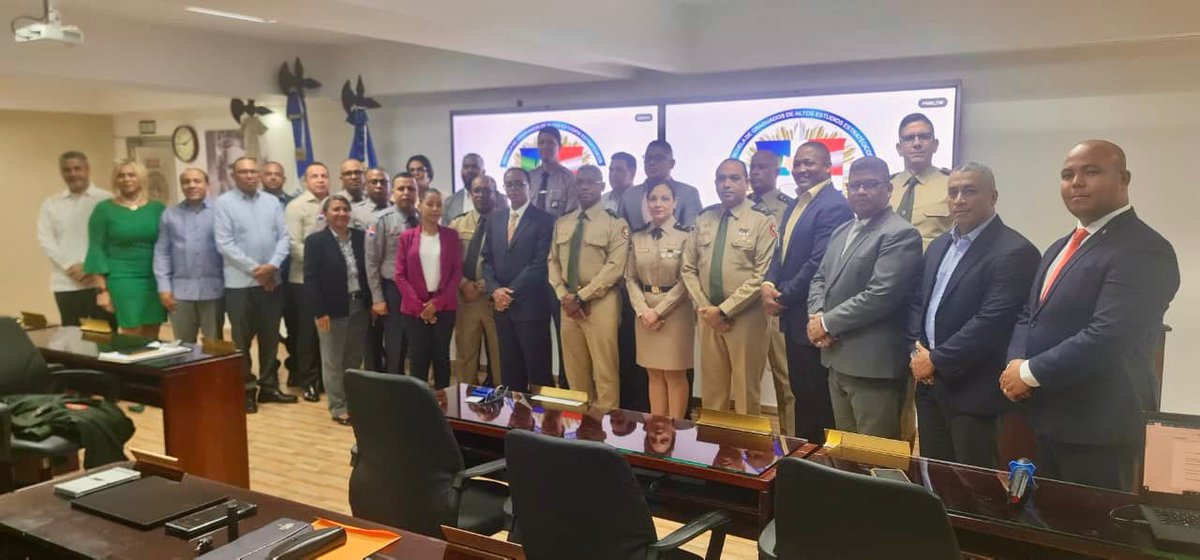 UNADE_RD's tweet image. La @unade_rd celebró la III Feria INNOVA 2025 con el respaldo del Ministro de Defensa, Tte. Gral. Carlos Antonio Fernández Onofre, ERD.
Una jornada dedicada a promover la innovación, la ética y la investigación aplicada en defensa y seguridad.