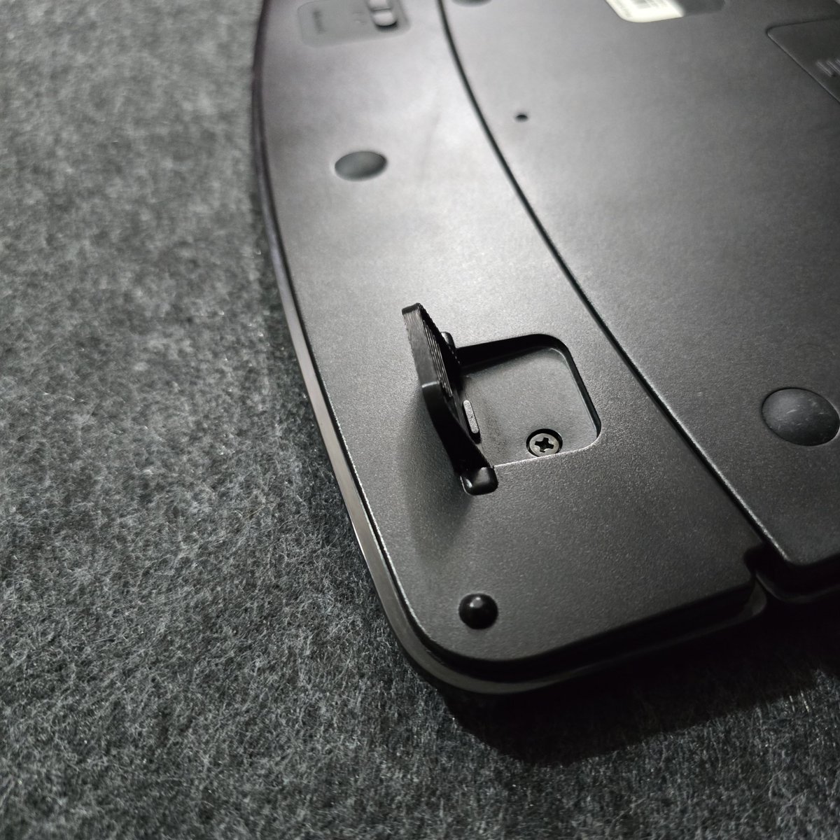 iyedoost's tweet image. پایه کیبوردم شکسته بود
طرح سه بعدیش رو از اینترنت پیدا کردم یکی دو جا قبول نکردن گفتن ظریفه اما یک پیج قبول کرد برام یک روزه پرینت گرفت
جنسشم خیلی خوب بود قیمتشم عالی (پایه‌ای ۶۰ت) که سه‌تا محکم کاری زدم
کاملا فیت میشه و و استحکامشم عالیه
لینک پیجشو زیر می‌ذارم