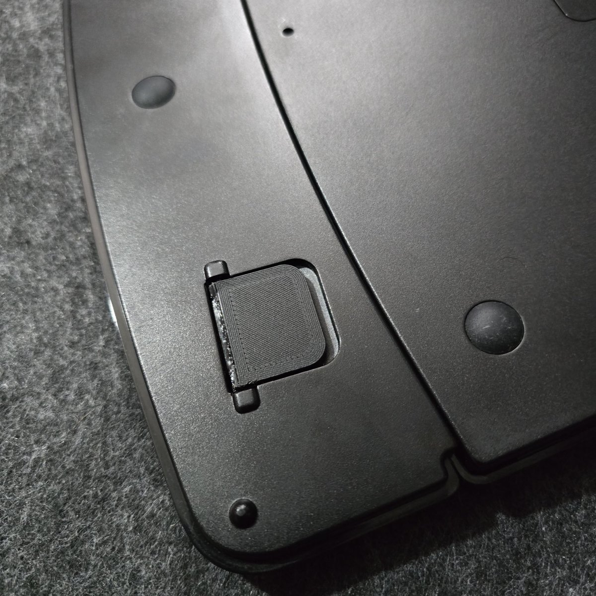 iyedoost's tweet image. پایه کیبوردم شکسته بود
طرح سه بعدیش رو از اینترنت پیدا کردم یکی دو جا قبول نکردن گفتن ظریفه اما یک پیج قبول کرد برام یک روزه پرینت گرفت
جنسشم خیلی خوب بود قیمتشم عالی (پایه‌ای ۶۰ت) که سه‌تا محکم کاری زدم
کاملا فیت میشه و و استحکامشم عالیه
لینک پیجشو زیر می‌ذارم