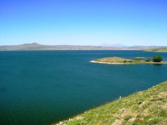 📌Xelat’ta (Ahlat’ta)  bulunan Nazûk Gölü resmî olarak “Kesin Korunacak Hassas Alan” ilan edilmiş olmasına rağmen, devletin kurumları kendi mevzuatını çiğneyerek ve bizzat talimat vererek gölün suyunu kurutmaya çalışıyor!

📌Bir yanda Cumhurbaşkanlığı kararnamesiyle “korunacak”