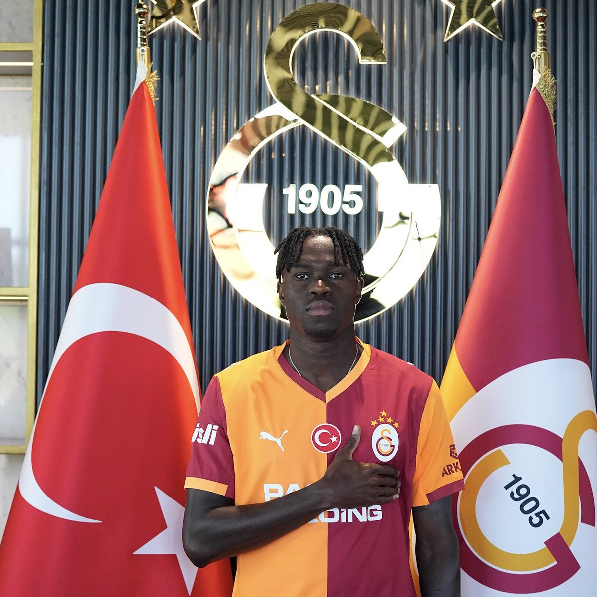 Galatasaray, Türk futbol tarihinin en pahalı 2 transferini aynı sezonda yaptı. 

Victor Osimhen: 75 milyon Euro
Wilfried Singo: 30.7 milyon Euro