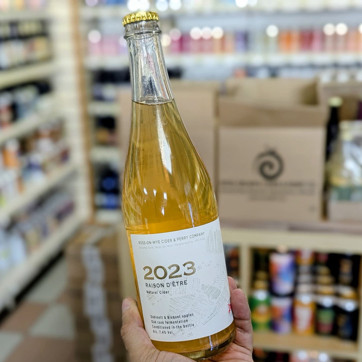 StirchleyWines's tweet image. It&apos;s that time again; @RossCider flagship release is available from today.

Happy Raison d&apos;Être Day!  As with previous vintages, a cider rich in tannin &amp;amp; flavour, with a smokey finish from it&apos;s time maturing in barrel.

#RaisonsToBeCheerful #ShopIndependent #VivaStirchley