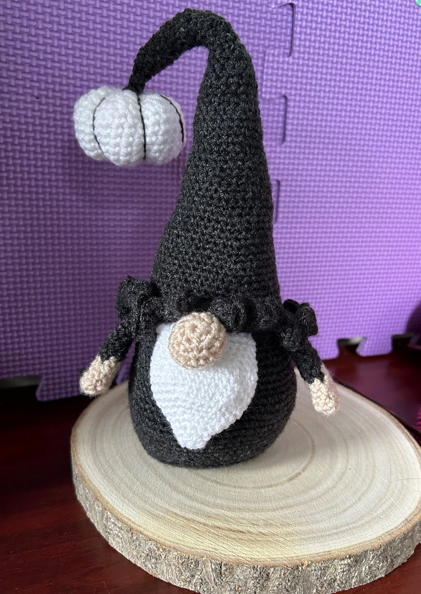Today, I have been mostly making a tiny gnome and a cunning plan...

I might have figured out a way to make creative displays that people can purchase.

Working on a few prototypes to see if I can get any interest, I'll post this finished one up soon to see what people think x
