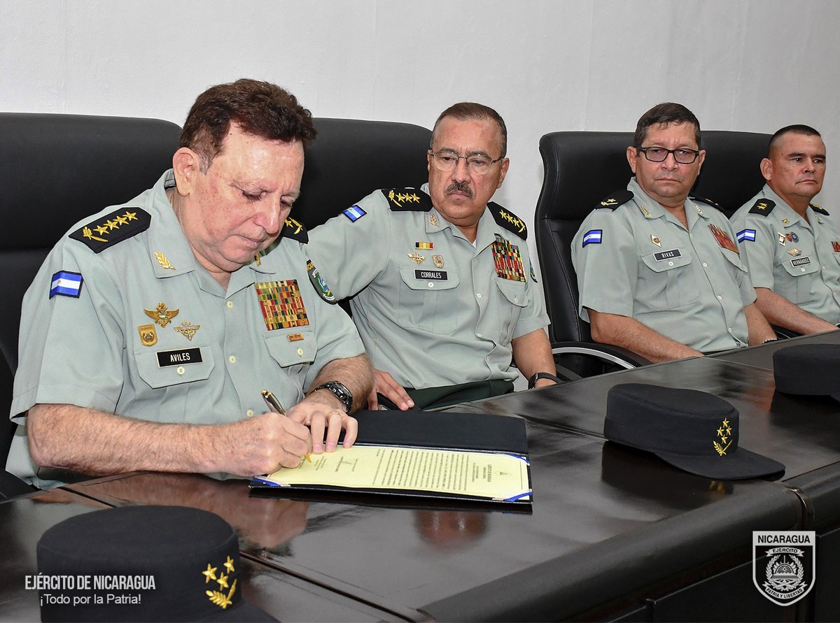 EjercitoNic's tweet photo. #NOTADEPRENSA | Con base a la Ley N°.181, se realizó ceremonia de traspasos de mando de la Universidad de Defensa de Nicaragua “4 de mayo” (#UDENIC); de la Escuela Superior de Estado Mayor (#ESEM) y del Centro Superior de Estudios Militares (#CSEM). #TodoPorLaPatria https://t.co/i5G2LJoU5m