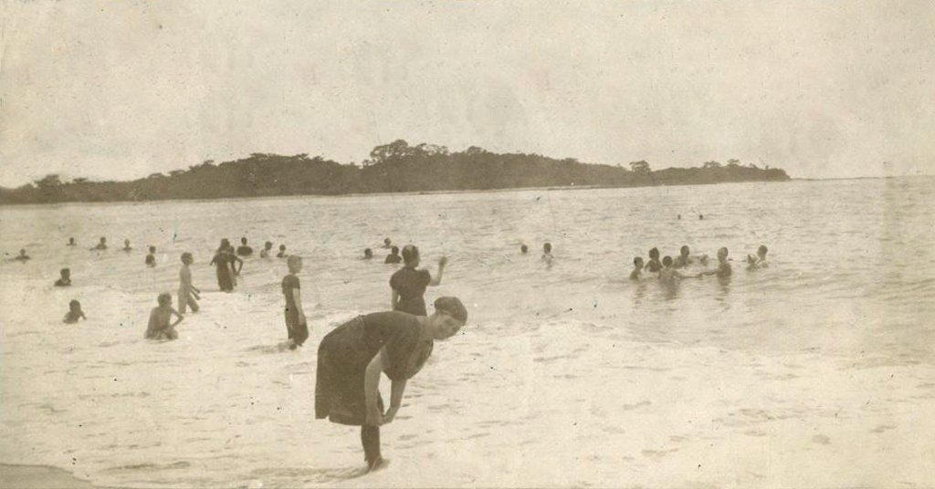 La desaparecida playa de la ciudad de Panamá en el año 1910. Al fondo se aprecia el área de Paitilla.