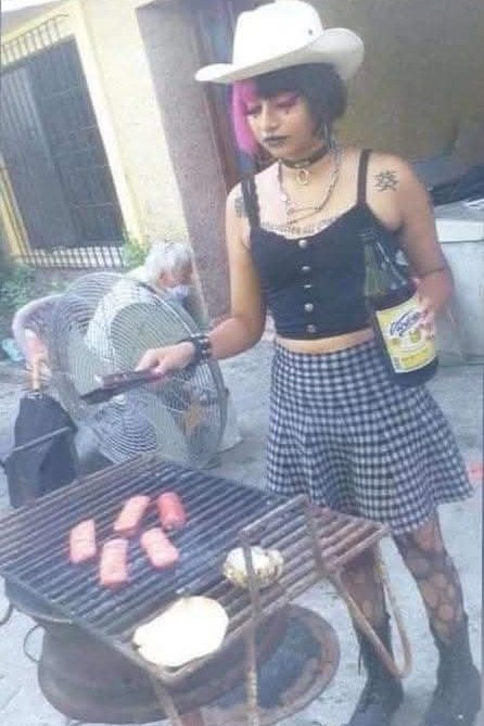 Juandihilismo's tweet photo. yo saliendo de lorde a peso pluma: https://t.co/yxXAsREIMa