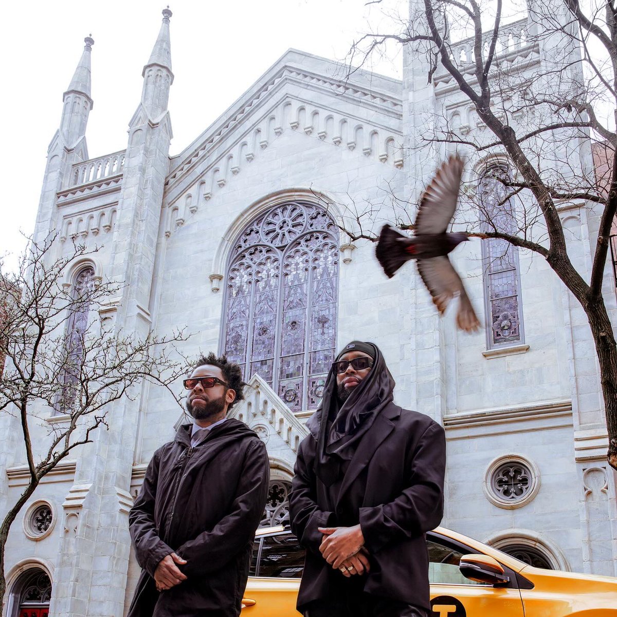 “Come As You Are” (Deluxe) drops tonight at 9PM PST 🙌🏽

Remixes ft. <a href="/YG/">yg</a> , <a href="/ArinRayCamp/">Arin Ray</a> &amp; <a href="/PROBLEM354/">JasonMartin</a> + our spin on two timeless standards (“Body &amp; Soul”, “Nature Boy”) &amp; the “See You Later” T-Mix 🎷

Click to presave ⬇️⬇️
music.empi.re/comeasyouarede…