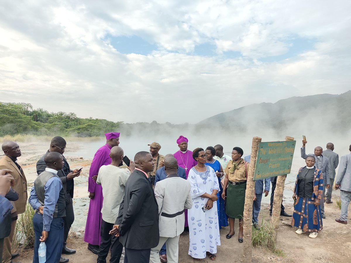 Ssaabalabirizi w’ekkanisa ya Uganda The Most Rev Dr. Samuel Stephen Kaziimba Mugalu n’abakulu abalala balambudde ku biyiriro bya Sempaya Hot Springs, mu Semuliki National Park e Bundibugyo.
Ssaabalabirizi agambye nti ebifo nga bino byabyafaayo nnyo era biraga amaanyi g’obutonzi