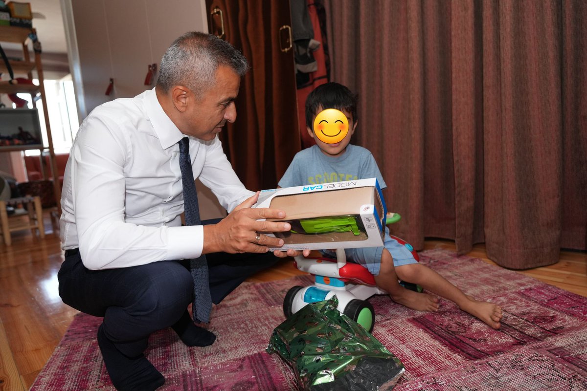 Kaymakamımız Sayın Abdullah Atakan Atasoy, #Ailemizİstanbul projemiz kapsamında; korunmaya muhtaç yavrularımıza kol kanat geren kıymetli ailemizi ziyaret etti.
Kaymakamımız Sayın Atasoy, "Evladımıza sıcak ve güvenli bir yuvanın huzurunu sağlayan Deniz Hanım’a, koca yürekli