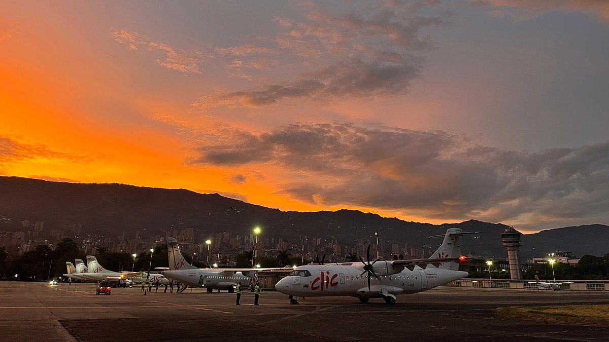 Medellín te sorprendió tanto como a nosotros esta mañana? 🧡✈️😍 Gracias a  este amanecer precioso, iniciamos operaciones con normalidad. A esta hora  solo tenemos dos vuelos demorados, desde y hacia Quibdó y