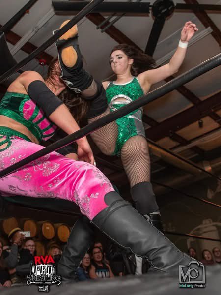 MilaJohnsonPro's tweet photo. ✨RING WORN GEAR FOR SALE✨

This set has been worn on PCW, SHINE, RVA, ACW, ACCW, and many more. 
I’ll be selling this set signed, and if you want for a little extra I’ll get it shadow boxed to persevere it with a signed 8x10. 
If you’re interested, DM me an offer!💚 https://t.co/0xH8xeXjkv