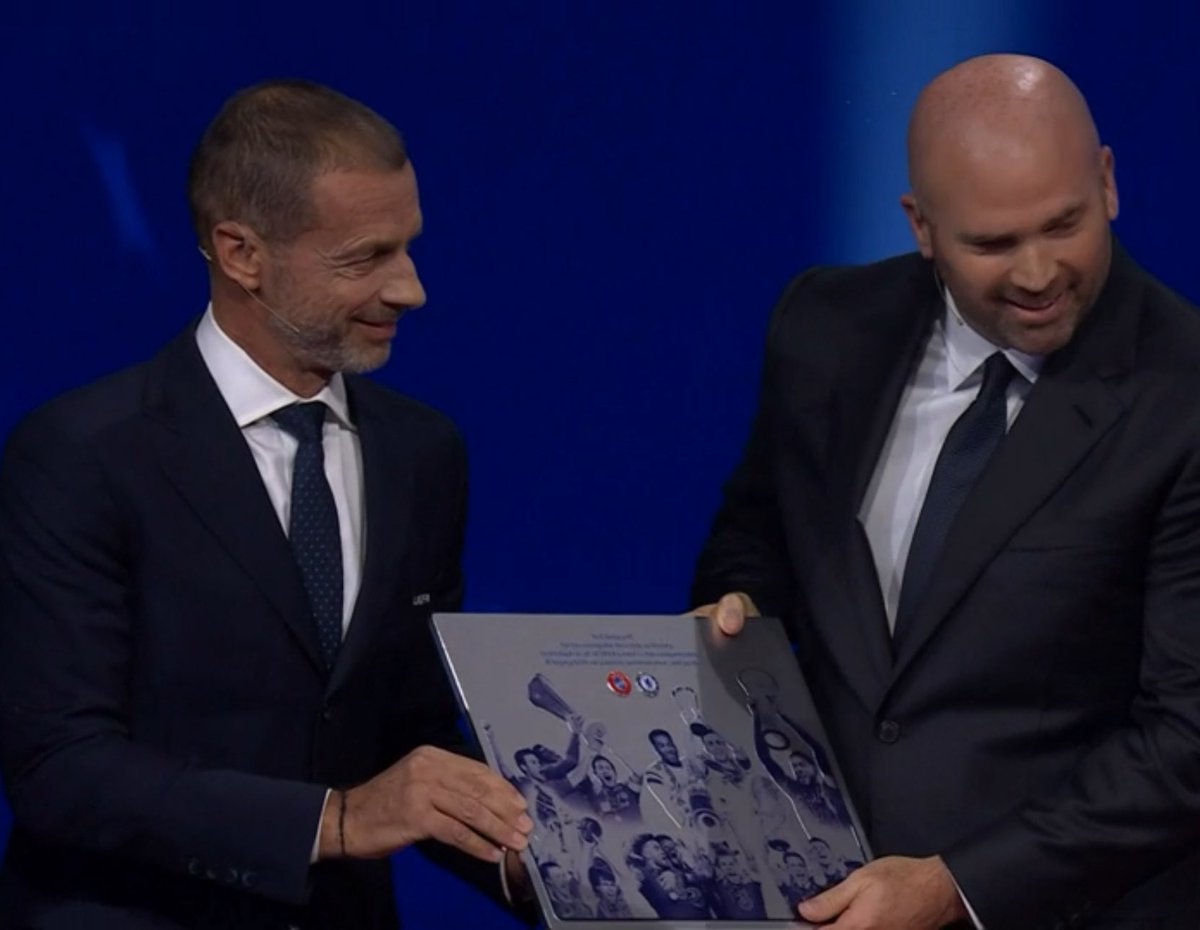 🚨 Chelsea reçoit une récompense pour le fait d’avoir remporté toutes les compétitions UEFA possibles ! 💙🤍🏆