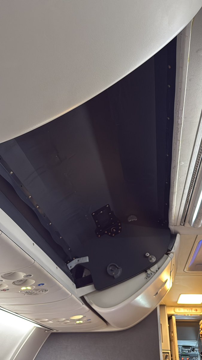 Hey <a href="/AmericanAir/">americanair</a> maybe don’t do Maintenance on the fucking plane while we’re sitting on it at the gate for two hours…. Thanks for not helping at all with customer service. 🤝🏼 #worst