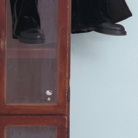 STILINSKl's tweet photo. the little hello kitty sticker on the cupboard with his little feet https://t.co/poAebVMY4k