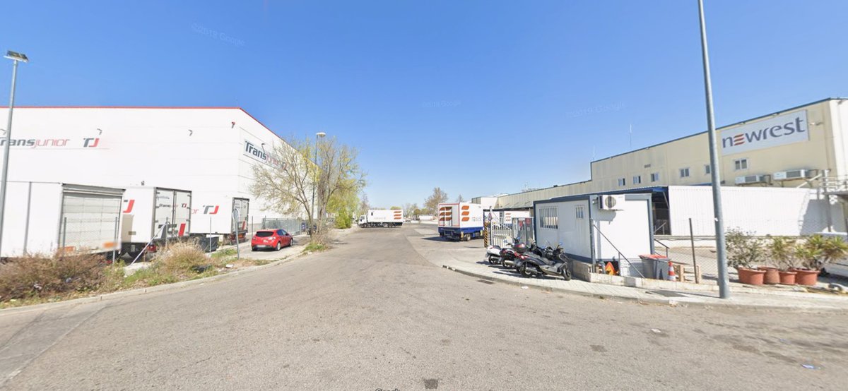 LGS_y_otros's tweet image. Esta es la calle Luis Gutiérrez Soto en Madrid. 
Situada en el distrito de Barajas de Madrid, se encuentra flanqueada por dos naves logísticas en una zona industrial.
No parece el lugar mas adecuado, así que vamos a buscar una solución.👇