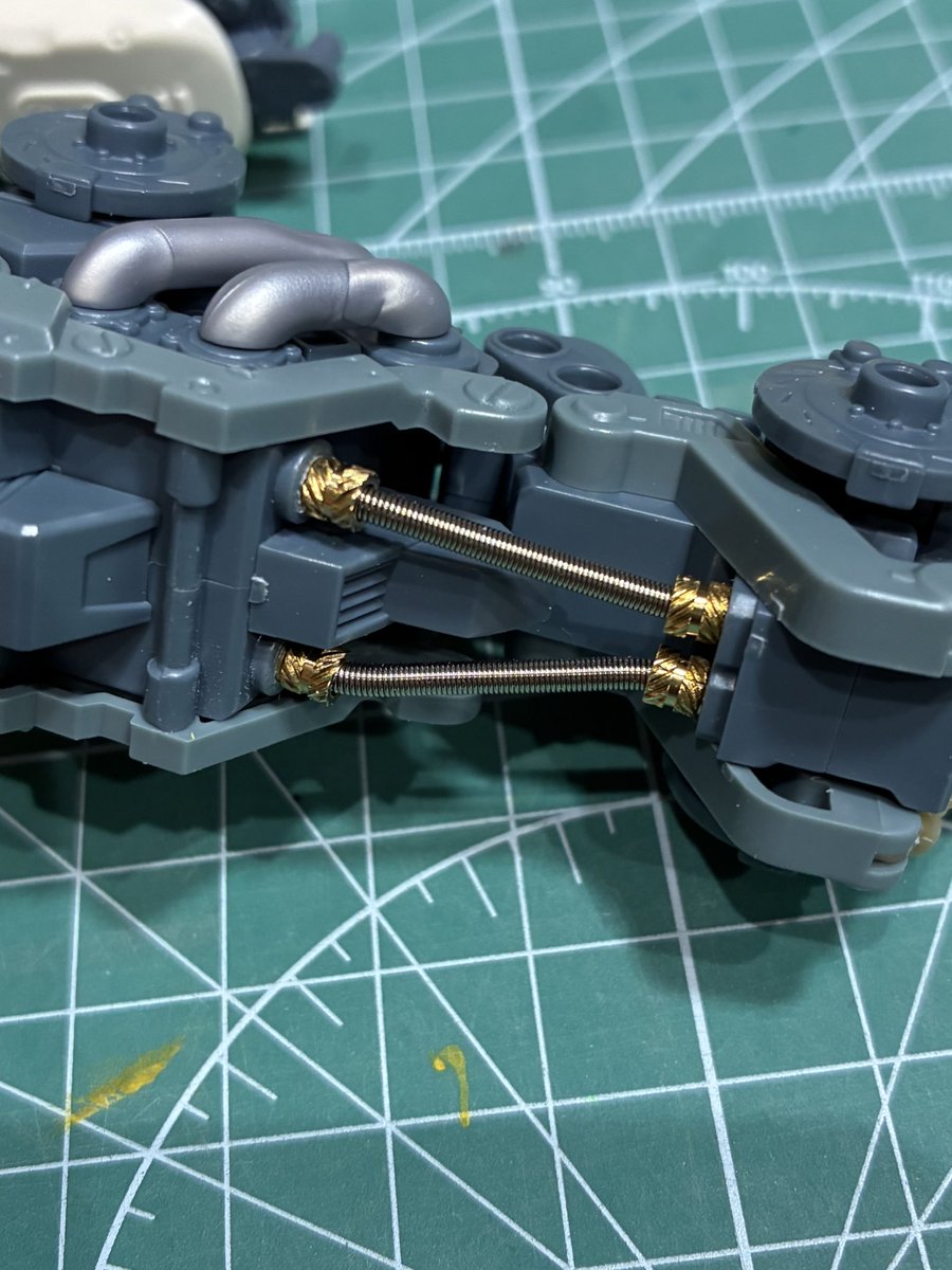 Ryoooo0215's tweet photo. コマンドウルフ製作中

腹部のケーブルパーツを1つ失くしたのでw
スプリングとメタルパーツで置き換え
2mmのスプリング通したかったからメタルパーツの穴拡張、メタルパーツ付けれるようにキット側も一部加工

#ゾイド #ZOIDS #コマンドウルフ #プラモデル https://t.co/GrIiBWheLi