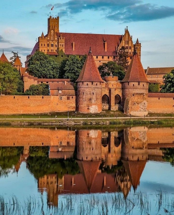 MemoryMedieval's tweet photo. Malbork Castle, home of the Teutonic Knights. 

Poland https://t.co/K1Mo9ObG4r