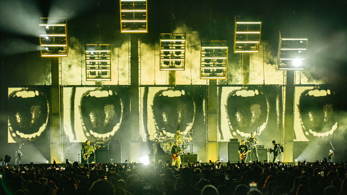 notchvfx's tweet photo. "Notch 1.0 has made it a million times easier to expose parameters, make tweaks on the spot, and work with media servers in general. This show is a testament to that," says Norvydas Genys, Notch Artist and Designer at FRAY Studio, about their work for @piercetheveil.

https://t.co/TpwBjl7jTF

#madewithnotch