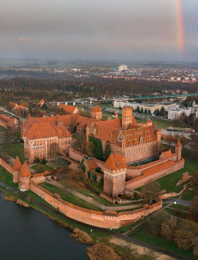 MemoryMedieval's tweet photo. Malbork Castle, home of the Teutonic Knights. 

Poland https://t.co/K1Mo9ObG4r