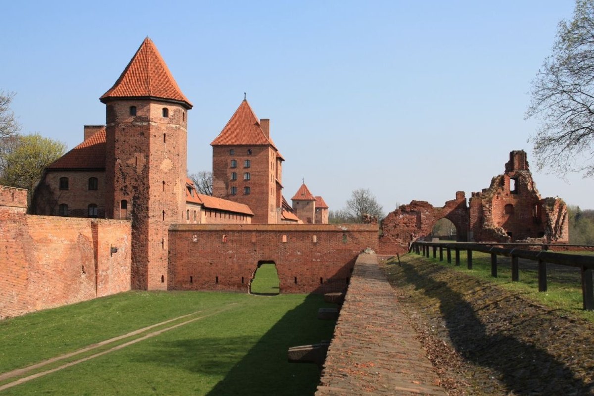 MemoryMedieval's tweet photo. Malbork Castle, home of the Teutonic Knights. 

Poland https://t.co/K1Mo9ObG4r