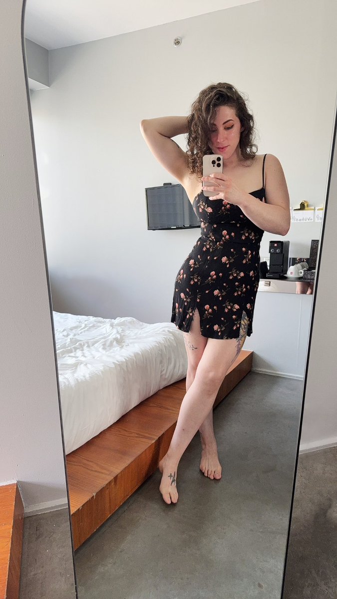 What I wear to the hotel before our date vs. what I wear to get you from the lobby 🖤🌸