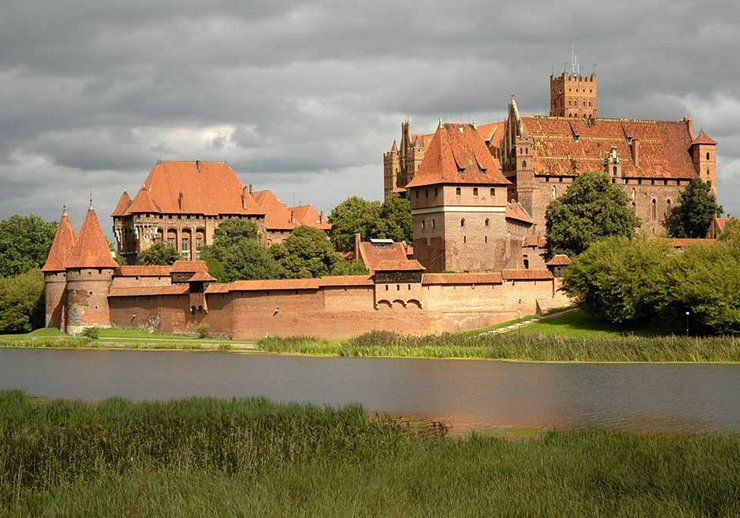 MemoryMedieval's tweet photo. Malbork Castle, home of the Teutonic Knights. 

Poland https://t.co/K1Mo9ObG4r