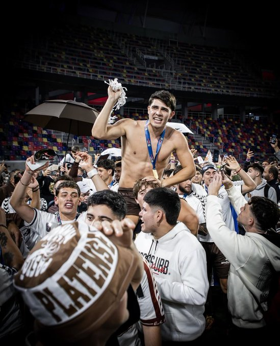 WalterVerst's tweet photo. Y se va por la puerta grande, a lo CAMPEÓN!!!
Gracias #VT10 Vicente #Taborda por ser parte del equipo que le dió la Gloria al calamar.
Muchos éxitos en lo que se viene!!!
#PLATENSE es tu casa!
#MuchasGraciasTaborda https://t.co/VQsxF8FLcY