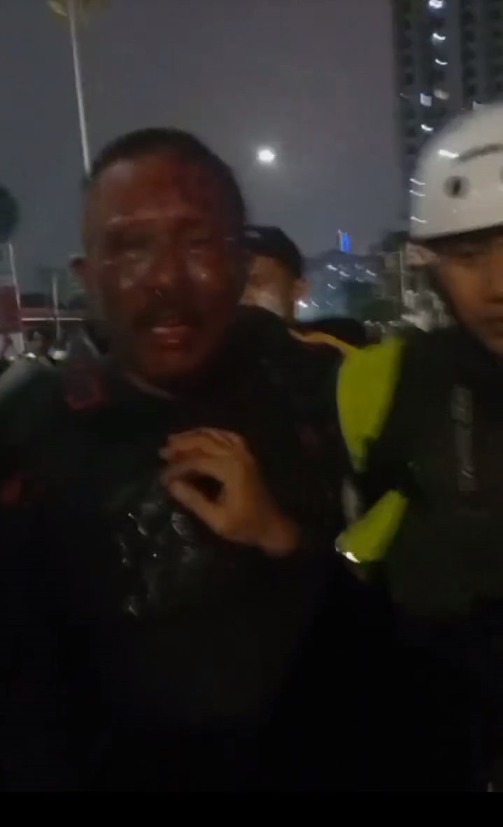 Raditya_116's tweet photo. Brimob ketangkep digebukin massa di pejompongan.

#brimobpembunuh #polisipembunuh #ojol #gojek #grab #stm #demo #jakarta https://t.co/a05idWCn7U