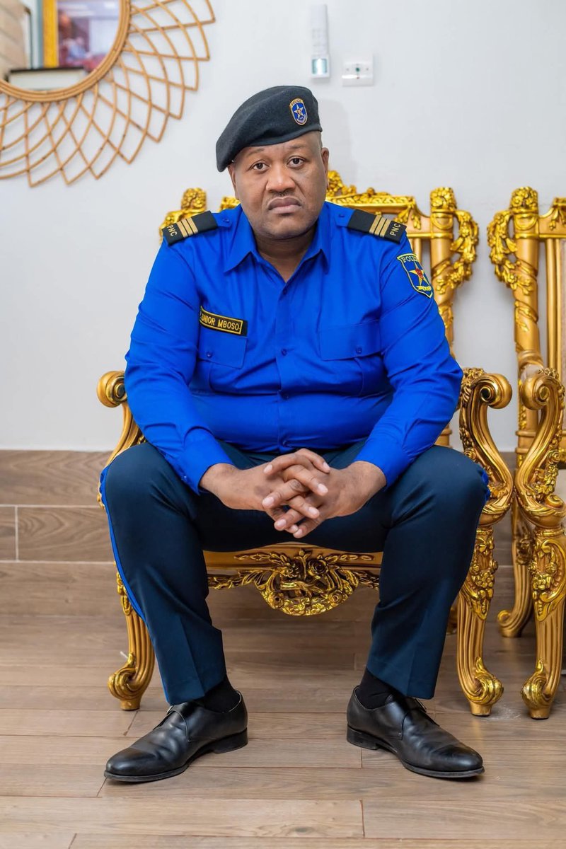 TesongoVictor's tweet photo. En #Belgique : Photographe puis Surveillant de nuit.
En #RDC : Bombardé Capitaine chargé de renseignements à la légion nationale d'intervention au sein de la police parce qu'il est fils de l'ancien Président de l’Assemblée Nationale #ChristopheMBOSO
La racaille avec #Tshisekedi