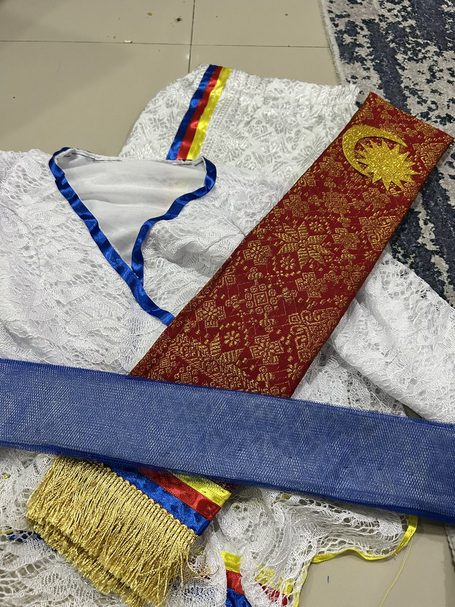Moms effort. 1220am baru siap jahit sana sini 😹
Long long time ago it was papa punya job. Dressup both daughters. Now its my turn 😂😂😂