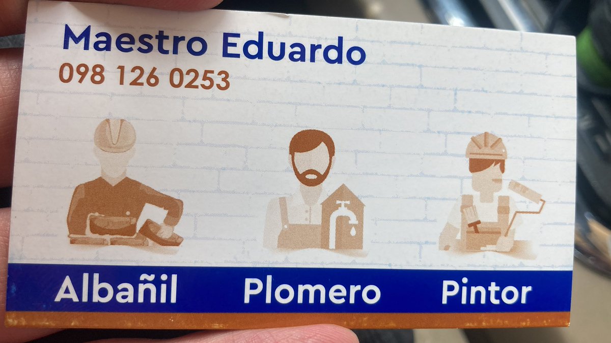6 de Diciembre y Gaspar, Quito. Eduardo reparte sus tarjetas para conseguir trabajo. Si necesitas su servicios, llámalo. Si no, difundamos su mensaje.