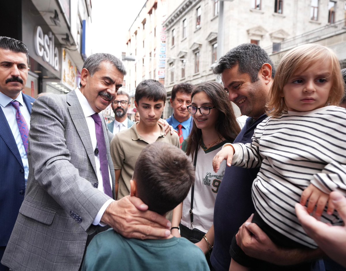 Millî Eğitim Bakanı <a href="/Yusuf__Tekin/">Yusuf Tekin</a>, Okul-Aile İş Birliğini Güçlendirmek Amacıyla Bakanlıkça Çekilen “Ailem” Dizisinin 2. Sezon Setini Ziyaret Etti, Çeşitli Programlarda Vatandaşlarla Bir Araya Geldi

“Yaklaşık 130 milyon civarında izlenme almış, bunun belki Türkiye'de başka örneği