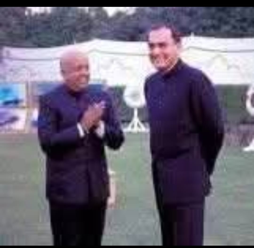 *वो भी क्या समय था कि जब देश का मुख्य चुनाव आयुक्त टी.एन. शेषन जी रिटायर होकर फिर कांग्रेस में शामिल होकर, कांग्रेस के टिकट पर गांधीनगर से आडवाणी जी के विरुद्ध 1999 में चुनाव लड़ता हैं और दो लाख से हार जाता है।*

*टी.एन. शेषन कैसे हाथ जोड़ राजीव गांधी के सामने खडा हैं।*