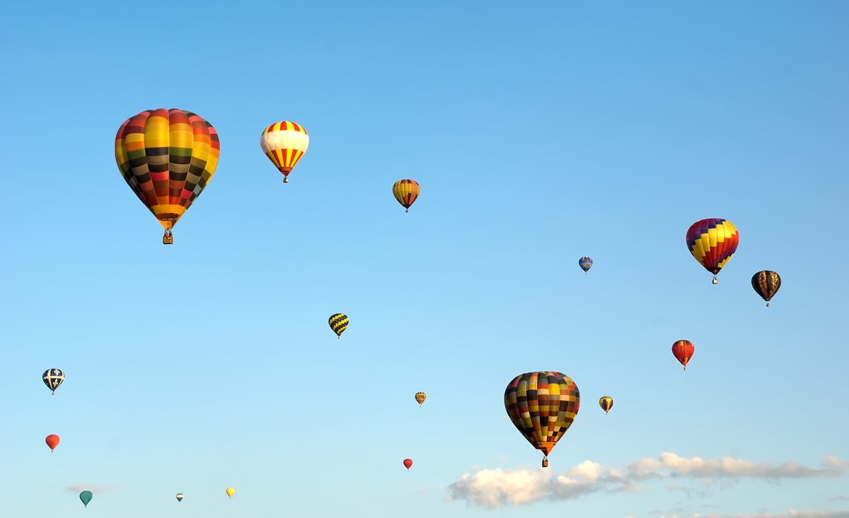 The #Gatineau Hot Air Balloon Festival is in full swing! Keep an eye out during the mornings and evenings for colourful balloons filling the skies. Enjoy live performances from Canadian francophone stars such as Marie-Mai, and Jay Scott. 🎈🎤🎵