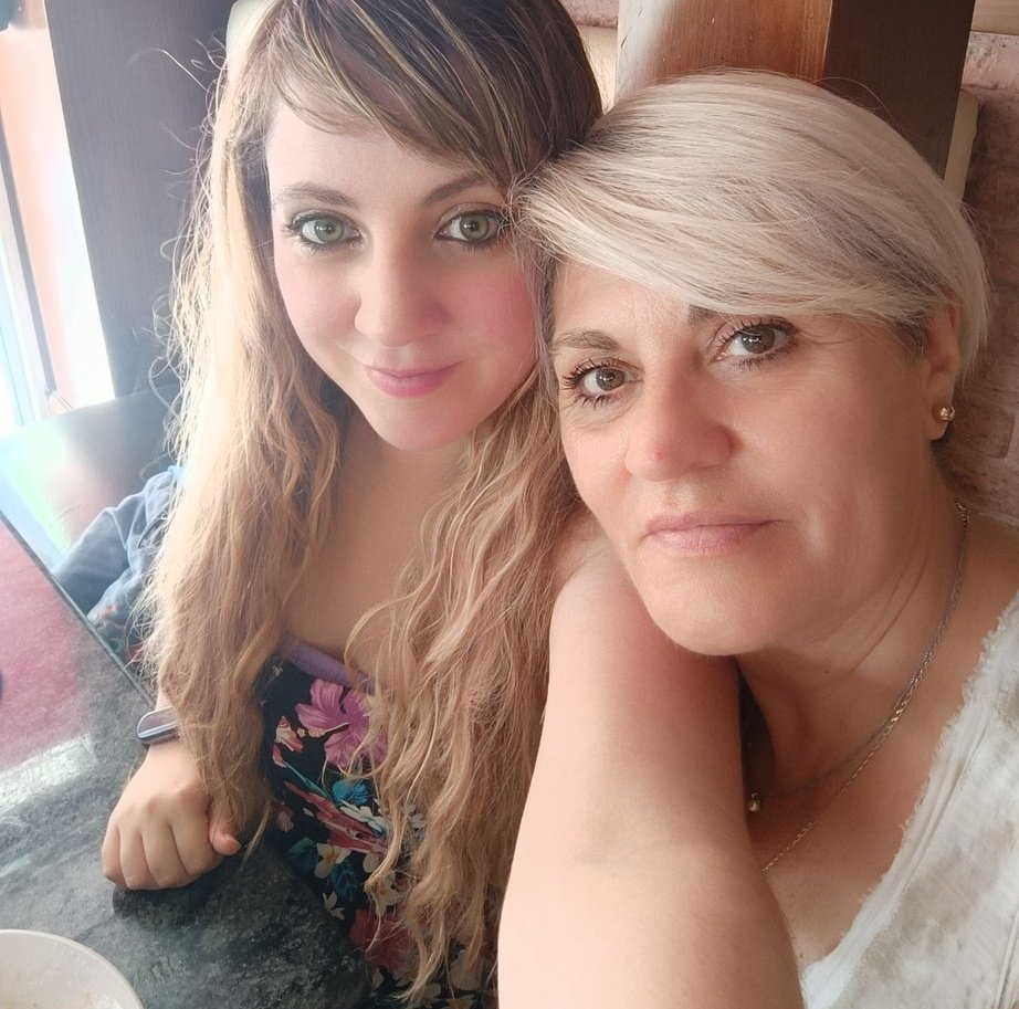 Tengo globitos en mi perfil🎈🎊🎉
Un cumple más compartido con mi mami 💜🩵✨