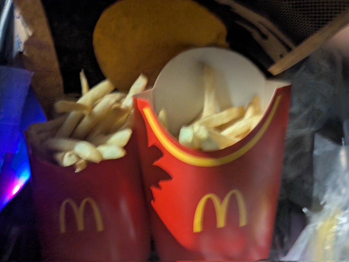 sacchanland's tweet photo. @McDonaldsJapan 
明治通り新宿ステパ店で20:50分頃購入したポテト正気か？
セットのMサイズポテトより250円で単品購入したLサイズの方がスカスカで悲しくなりました
これどこの店舗でもキャンペーン中このオペレーションになってるの？
普通のセット買えばよかった https://t.co/e1VqGil1BZ